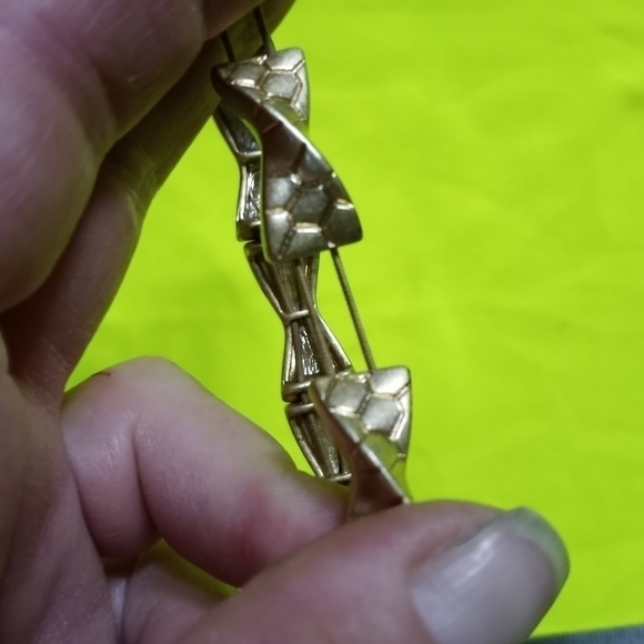 Goldtone stretch scale snakeskin 🐍 pattern twisted bracelet - Picture 4 of 5